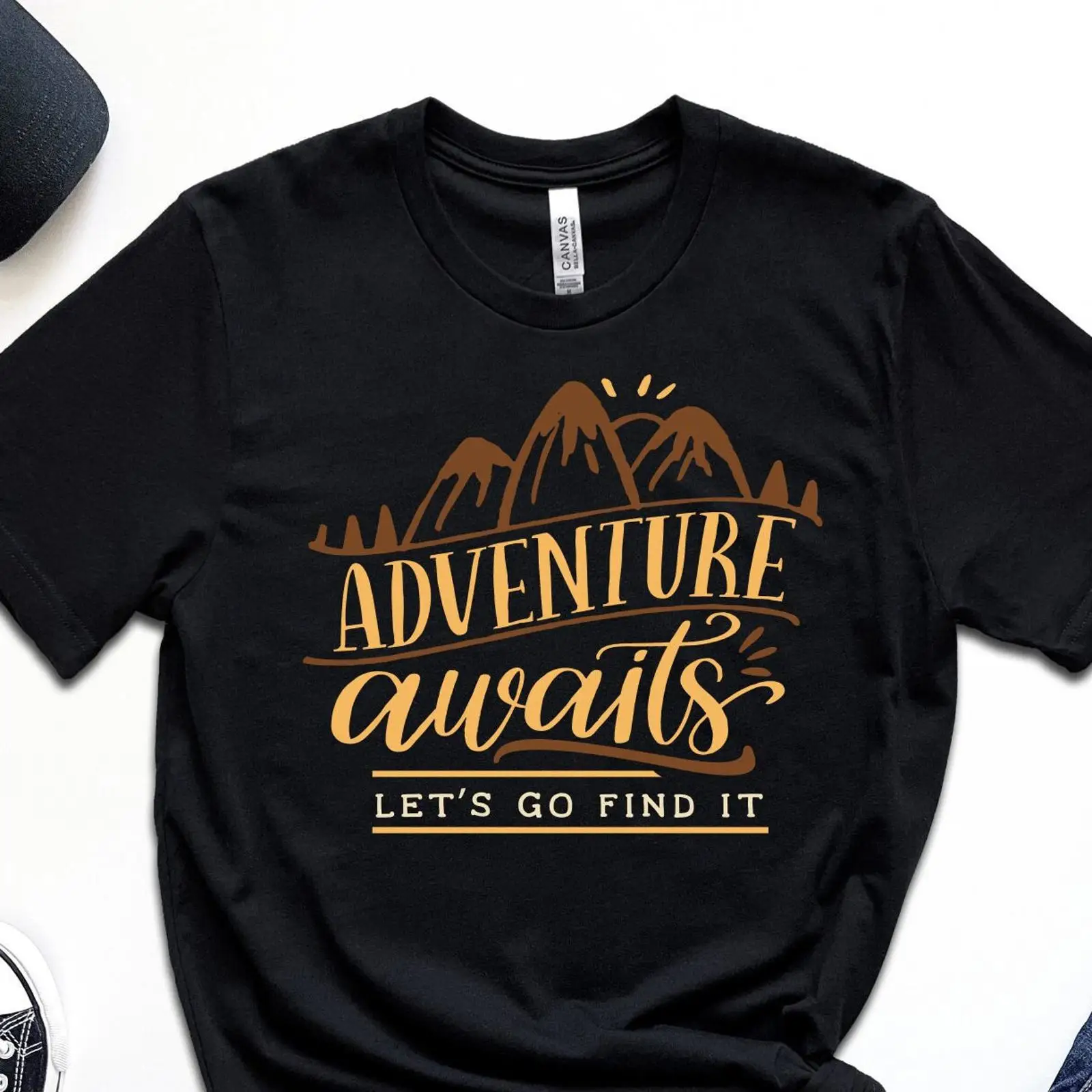 Outdoor Adventure Vacations For Families - Футболка «Приключения ждут» для любителей гор,